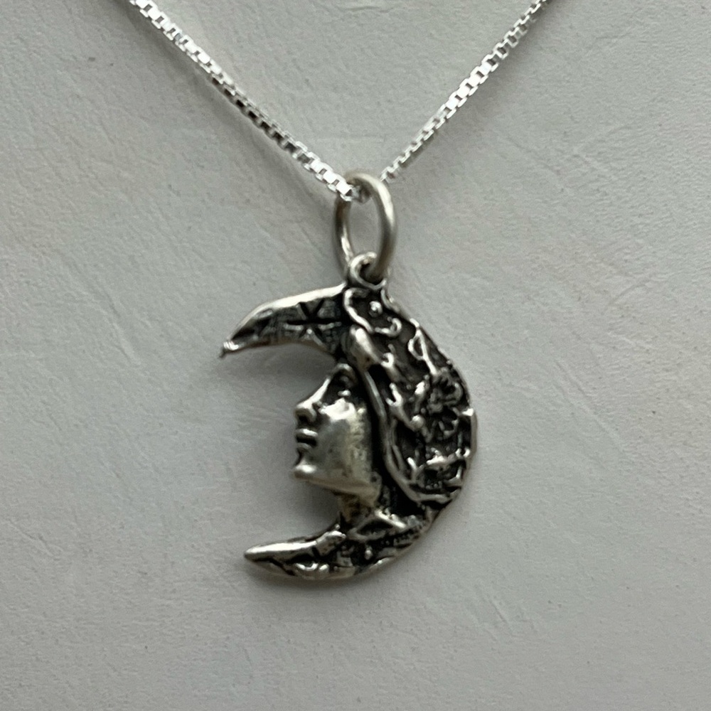 Elegant Silver Pollyanna Necklace with Classic Box Link Design Chain - Picture 2 of 4